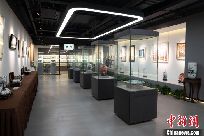 本次拍卖会的拍品展示。　中国残疾人福利基金会供图
