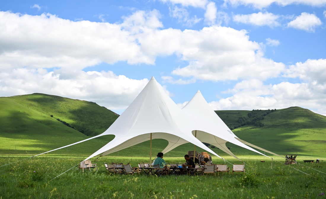 游客在苏道家庭牧场的天幕下用餐(7月24日摄)。 新华社记者 贝赫 摄