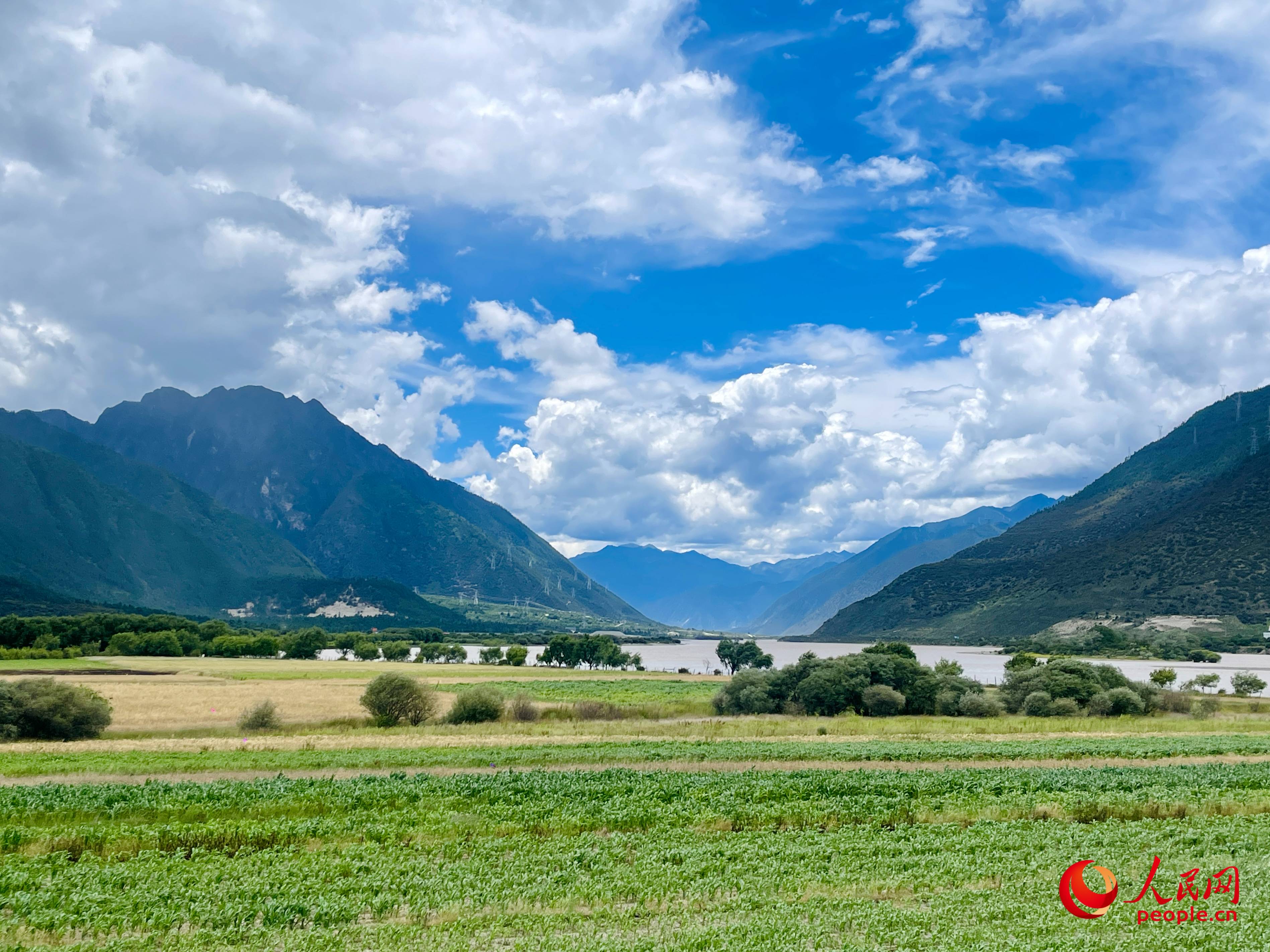 雅鲁藏布江边风景美如画。人民网 周静圆摄