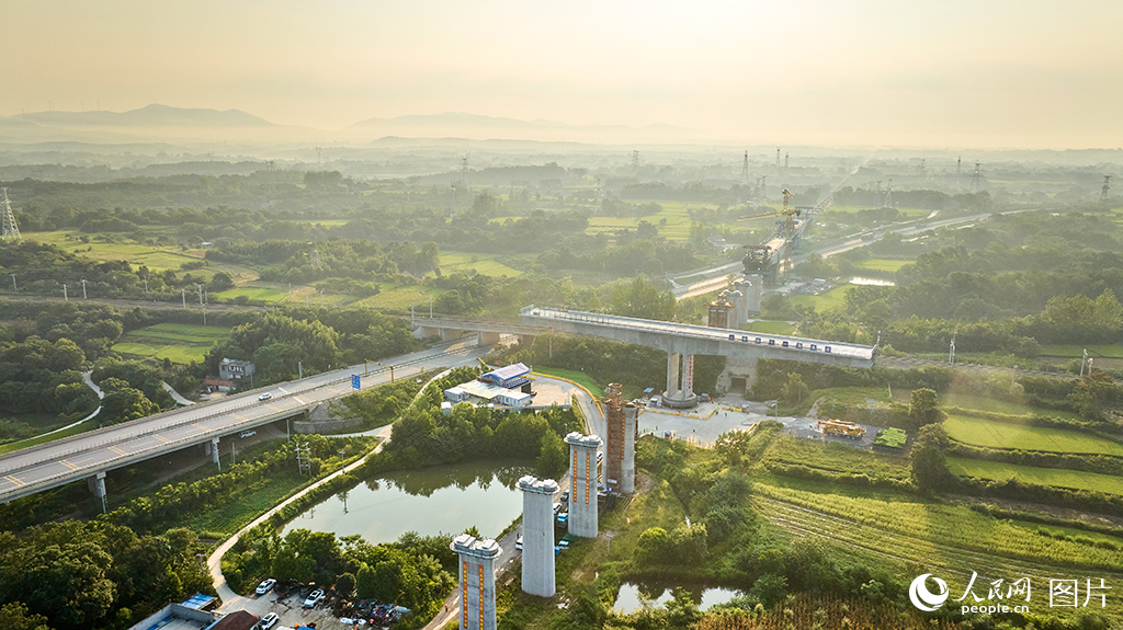 沪渝蓉高铁跨浩吉铁路特大桥成功转体