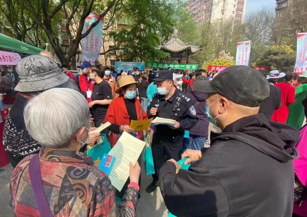 赵超刚和同事们一起为社区群众做反诈普法。受访者供图