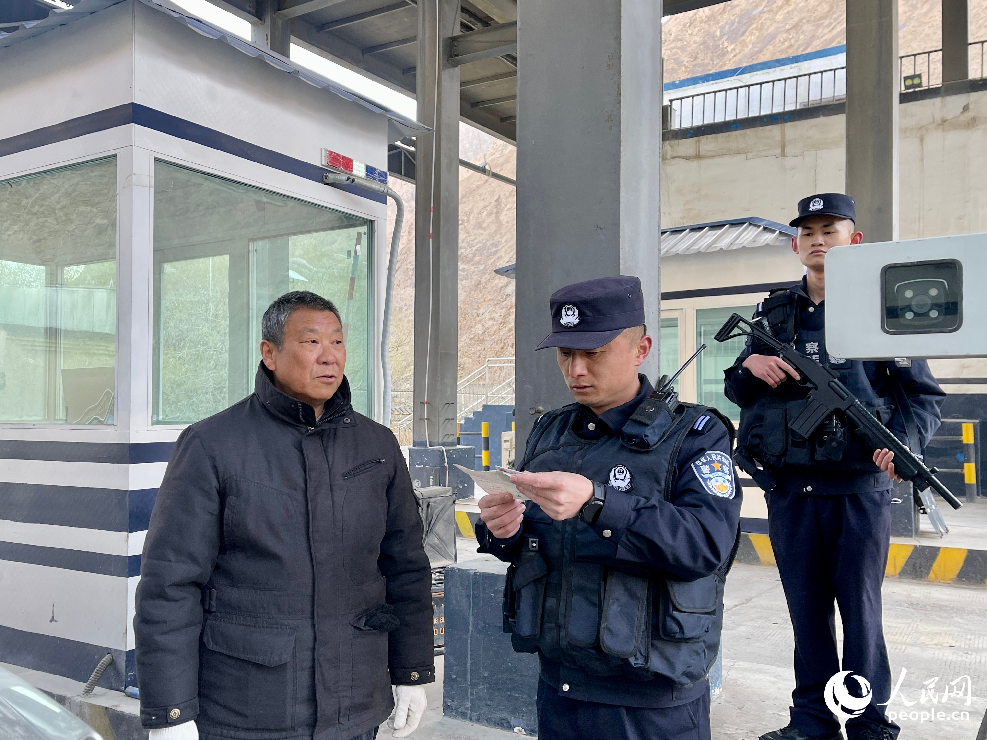 2023年5月10日，在库地边境检查站，陈畅核对进出边境管理区人员信息。人民网 周静圆摄