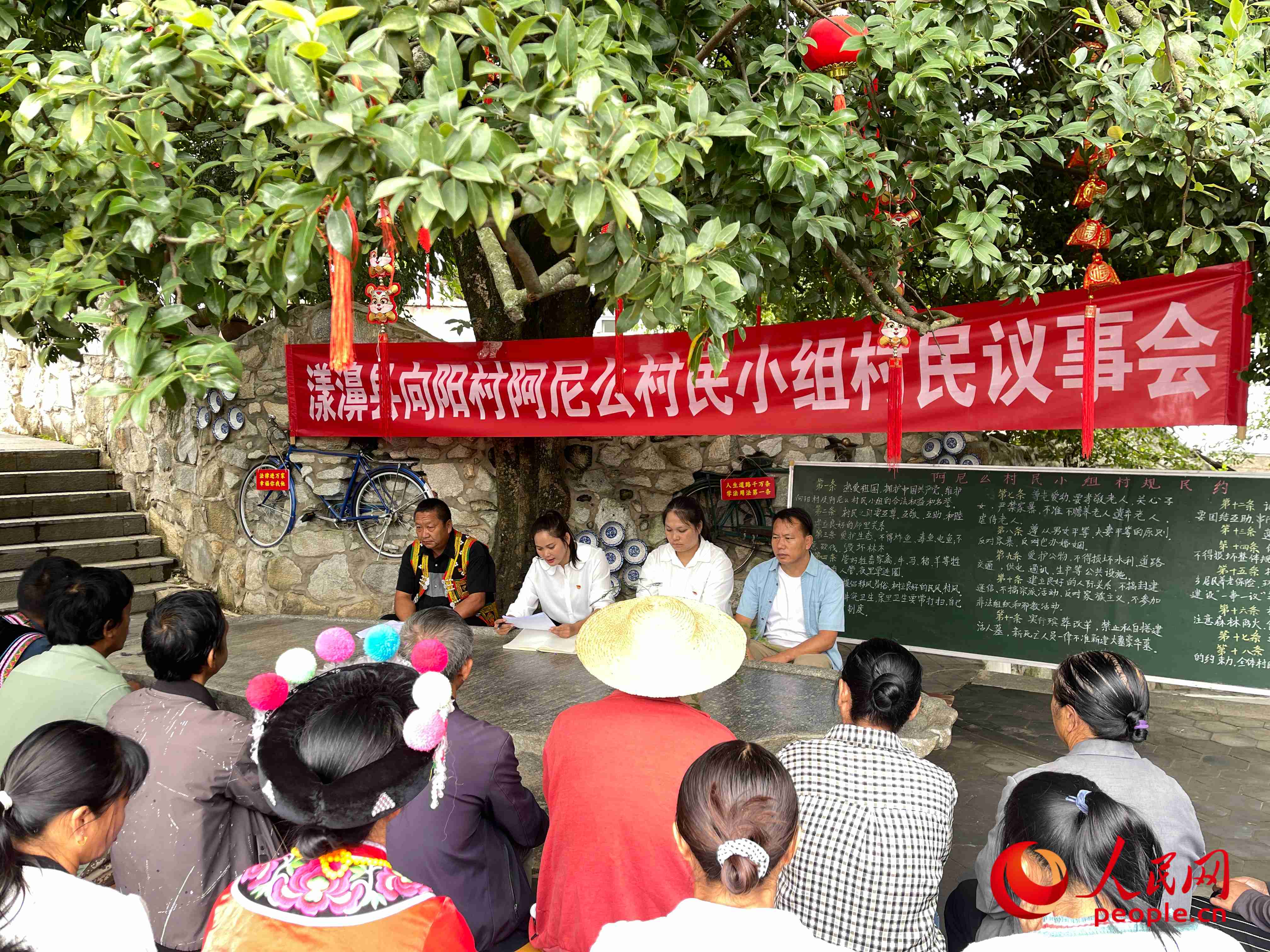 向阳村阿尼么村民小组召开村民议事会。人民网 周静圆摄