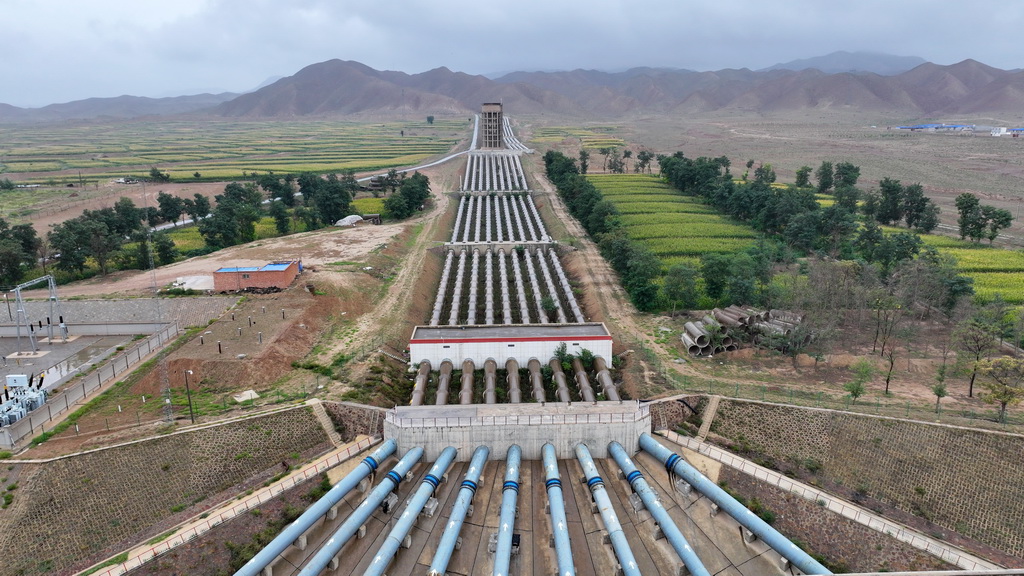 宁夏红寺堡扬水管理处红三泵站(无人机照片,9月7日摄)。新华社记者 王鹏 摄