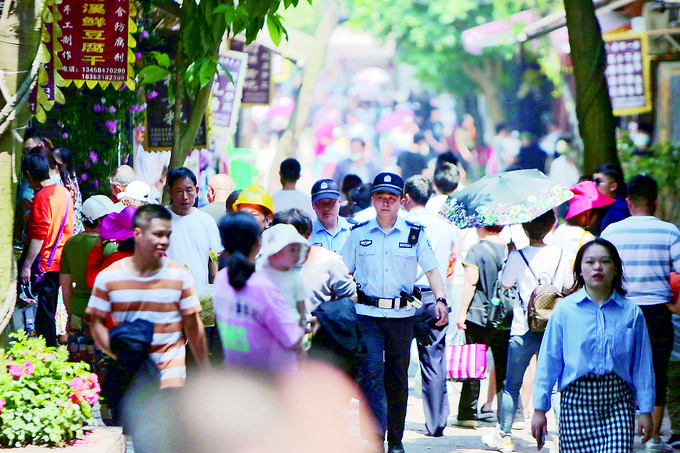 李庄派出所民警在古镇景区巡逻。胡澎摄