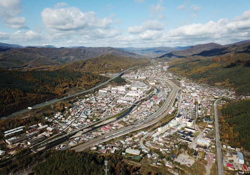 这是10月4日拍摄的五花山环抱中的横道河子镇（无人机照片）。