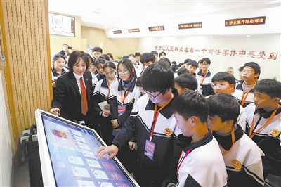 图①:师生们体验信息化诉讼服务相关设备。