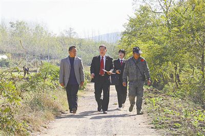     图①：法官前往案涉土地，实地查看草坪种植地受损情况。